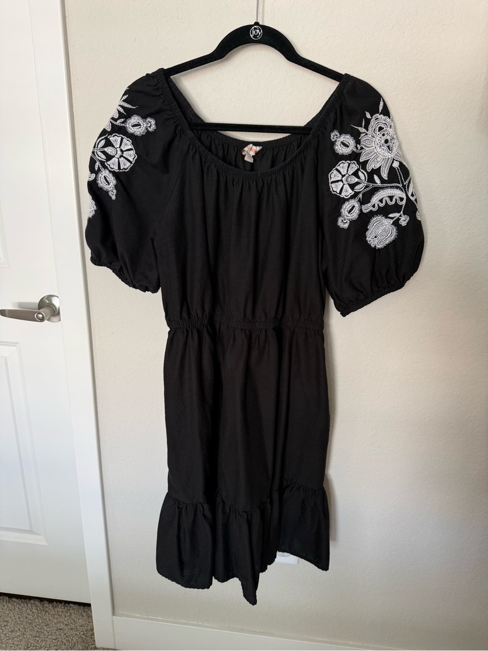 KNOX ROSE Black Puff Sleeve Dress with White Floral Embroidery